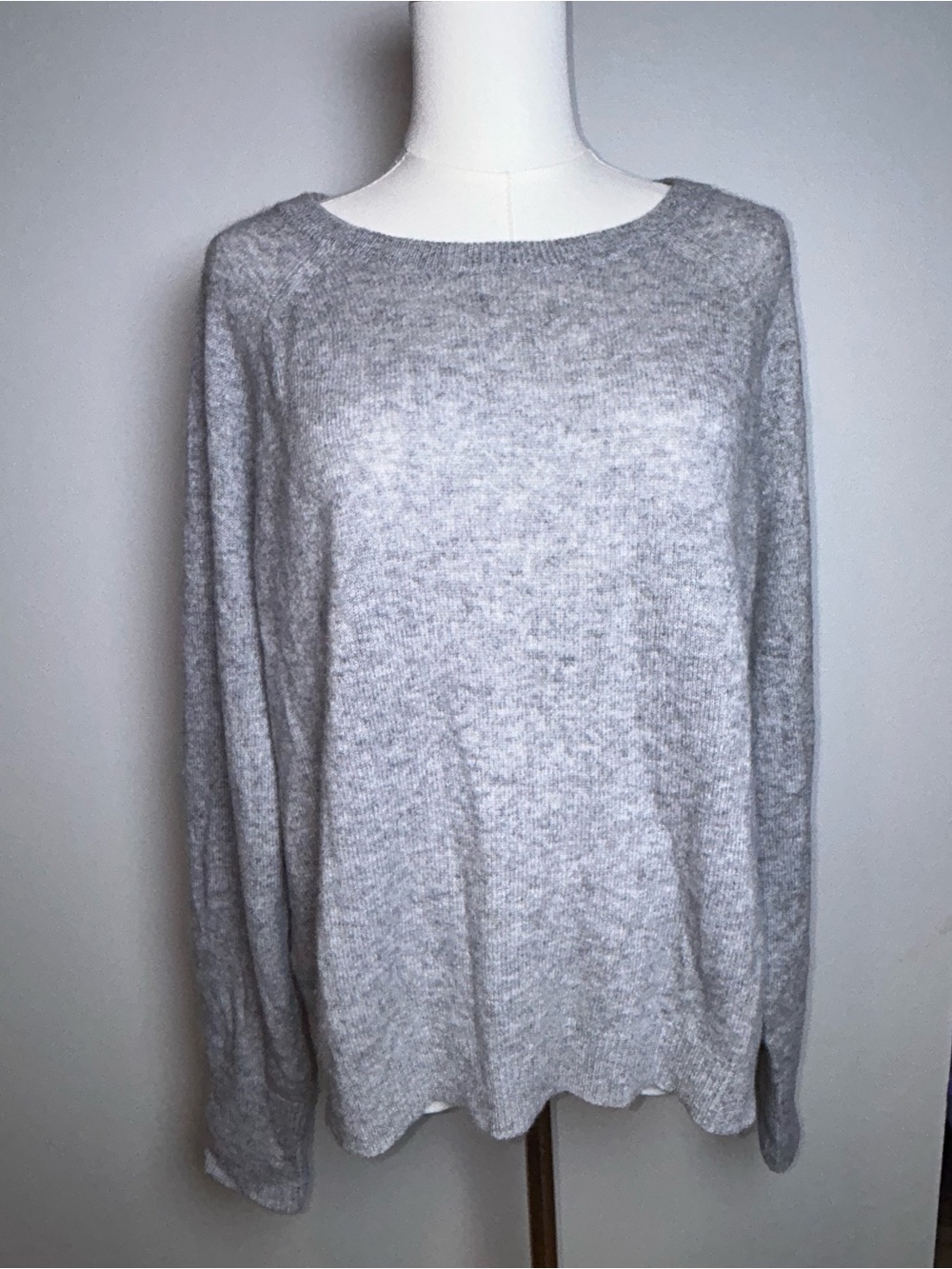White + Warren 100% cashmere sweater size medium gray crewneck quiet luxury